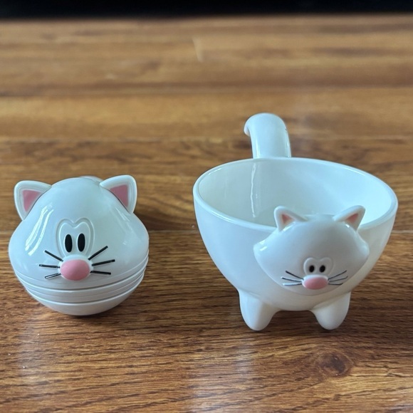White Cat-Shaped Measuring Cups and spoons - Picture 1 of 6